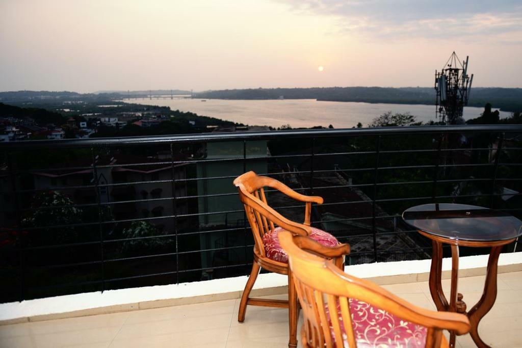 3 Bhk Apartment With River View Panaji Exteriör bild