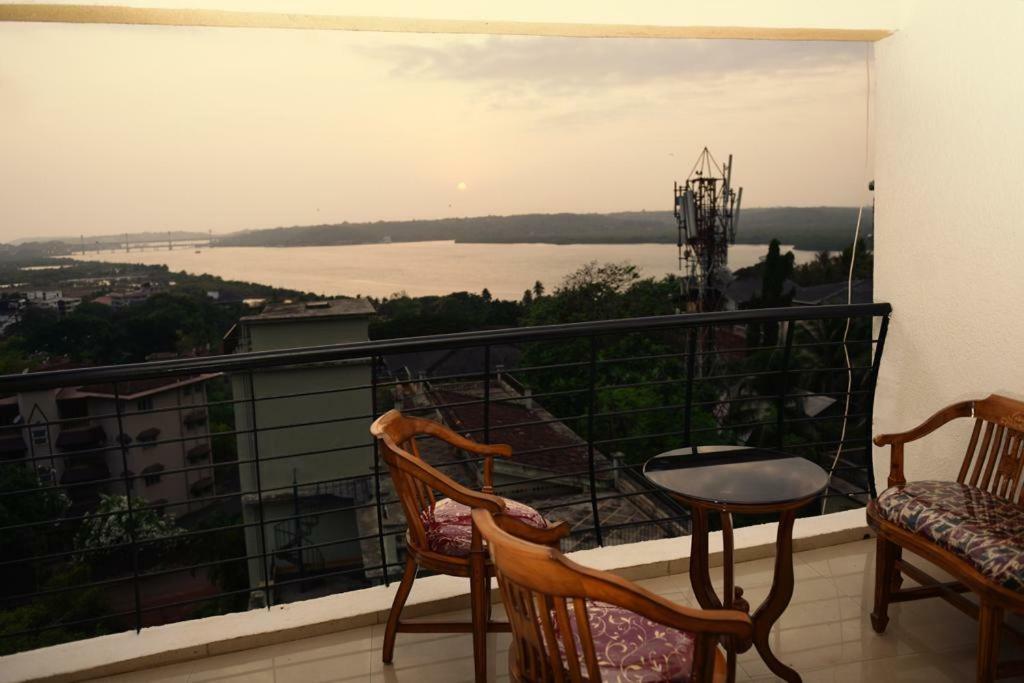 3 Bhk Apartment With River View Panaji Exteriör bild